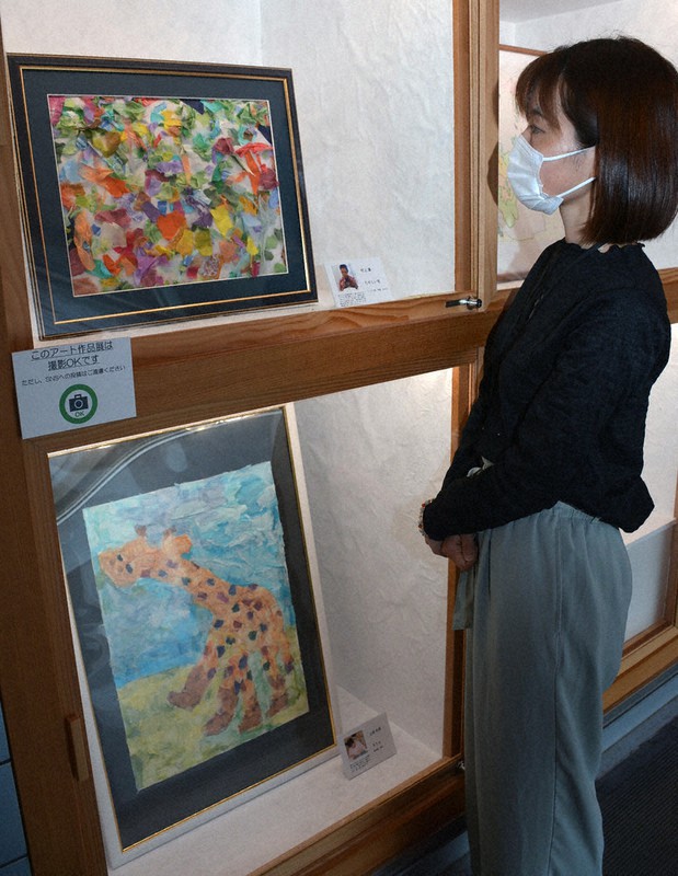 島根県江津市総合市民センター1階に並ぶ障害者のアート作品=島根県江津市で、萱原健一撮影