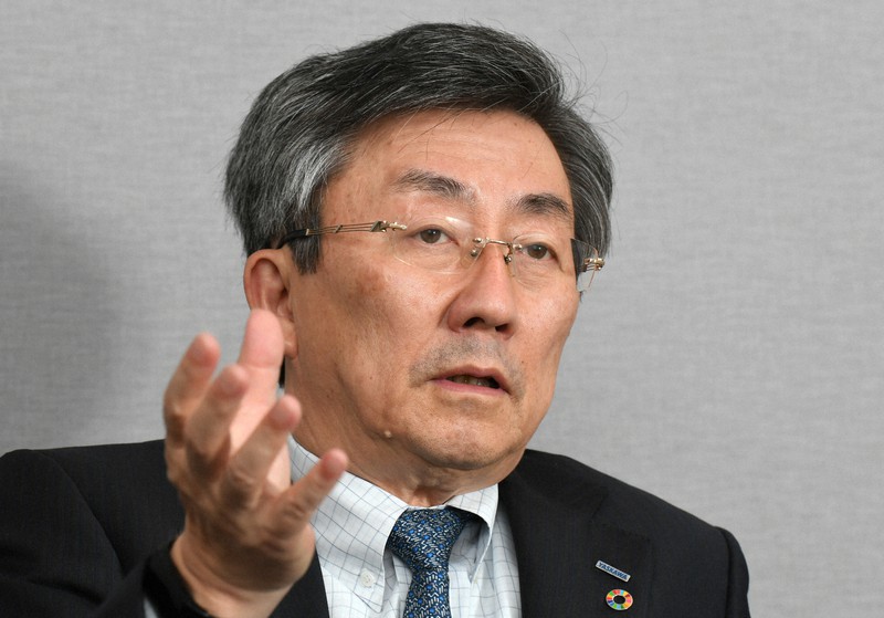 インタビューに答える安川電機の小笠原浩社長=北九州市八幡西区で10日、矢頭智剛撮影