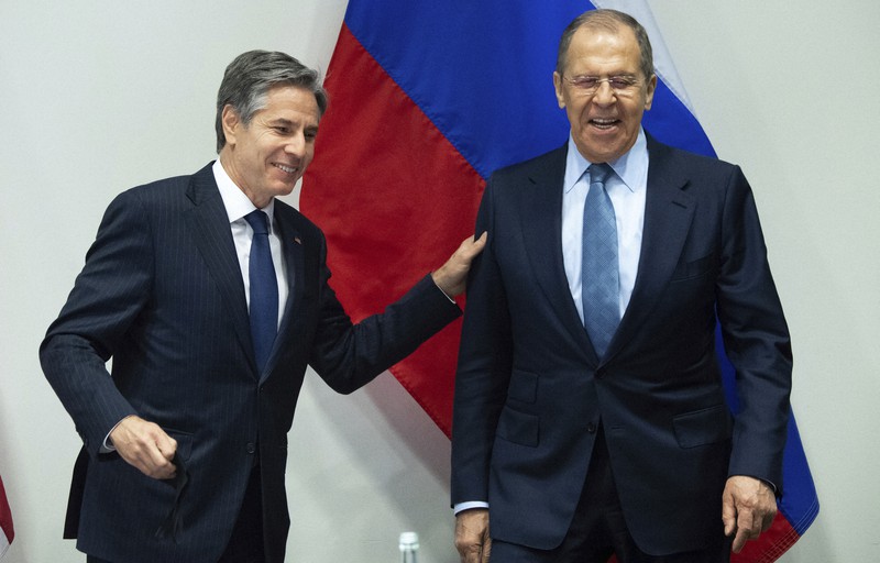 会談に臨むブリンケン米国務長官(左)とロシアのラブロフ外相=アイスランド・レイキャビクで2021年5月19日、AP