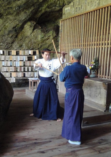 宮本武蔵の377回忌 二刀流演武を奉納 熊本・霊巌洞 | 毎日新聞