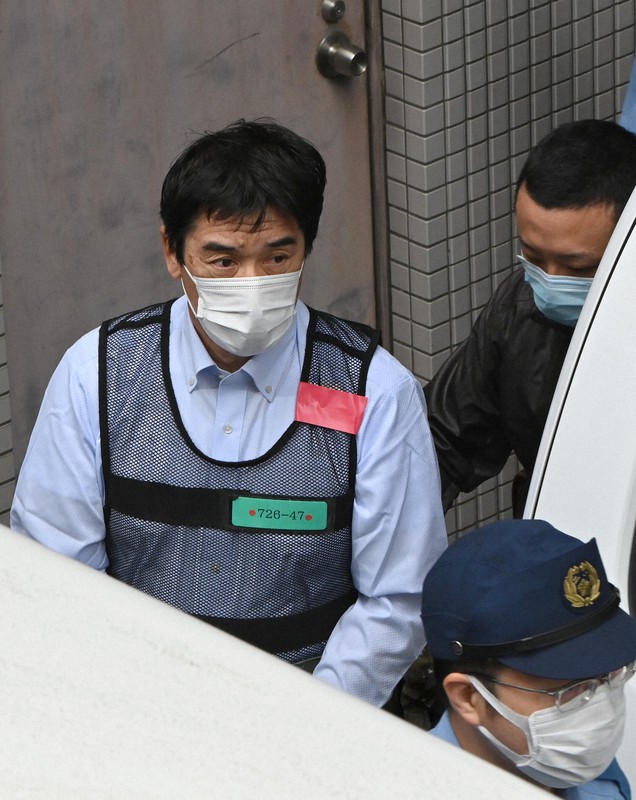 送検のため愛知県警中村署を出る田中孝博容疑者(左)=名古屋市中村区で2021年5月20日午前8時59分、兵藤公治撮影