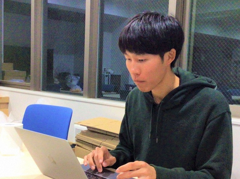 データ入力を行う斎藤周さん=2020年12月1日撮影(東大野球部提供)