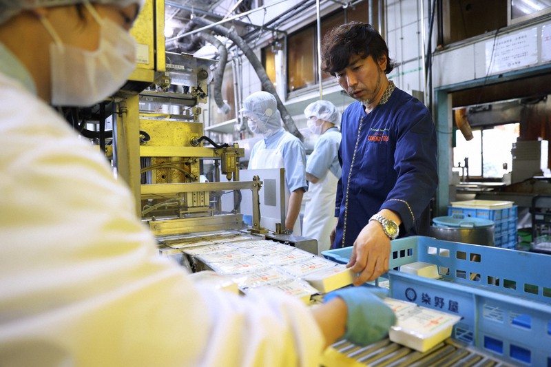 本店の工場を見て回る染野屋の小野篤人社長(右)=茨城県取手市で、小川昌宏撮影