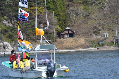 震災前はキャンプ場としてにぎわった青出浜などを巡る釜石湾の漁船クルーズ＝岩手県釜石市で、２０２１年４月２８日午後２時５１分、中尾卓英撮影