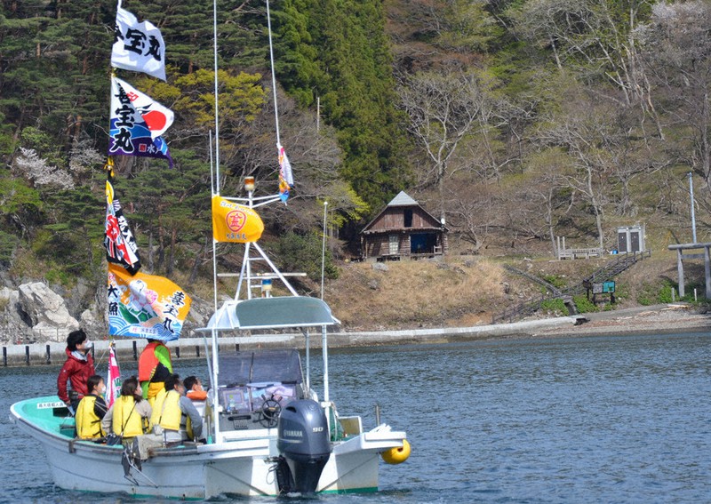 震災前はキャンプ場としてにぎわった青出浜などを巡る釜石湾の漁船クルーズ=岩手県釜石市で、2021年4月28日午後2時51分、中尾卓英撮影