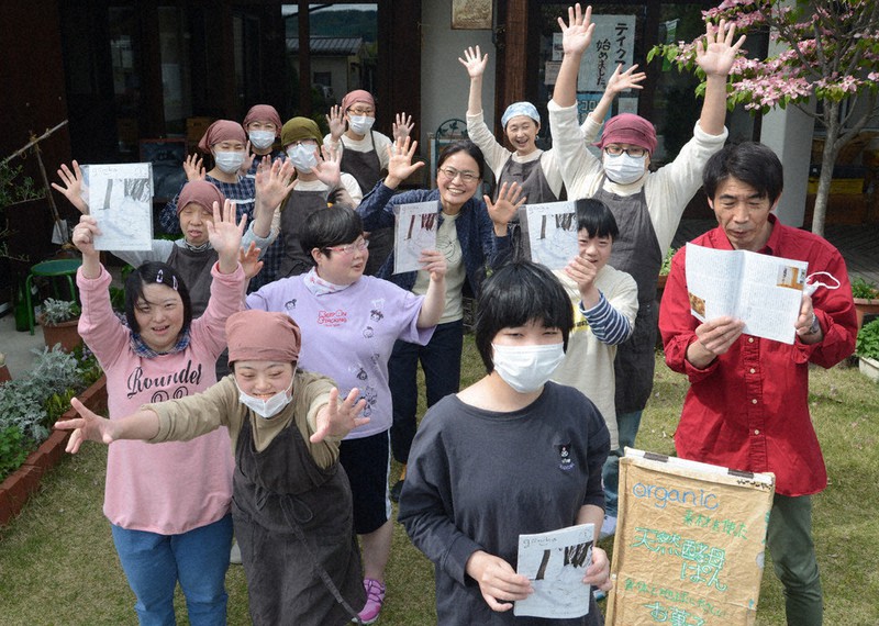 地域雑誌「ジーニカ」を創刊した井上瑶子さん(中央)と「わたしの会社」の利用者ら=山形市で2021年5月10日、山下俊輔撮影