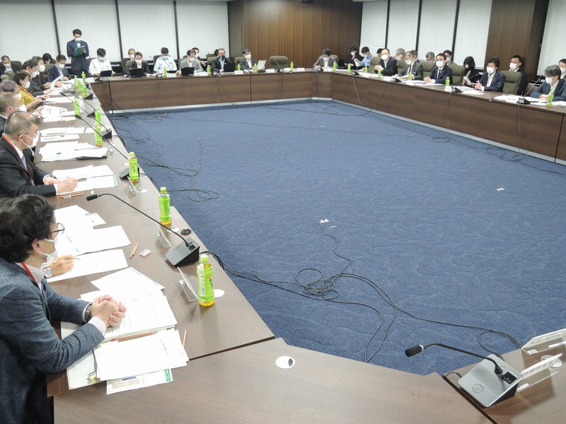 新型コロナウイルスの感染症対策を助言する厚生労働省の専門家組織「アドバイザリーボード」の会合=東京都千代田区で2021年5月19日午後5時51分、矢澤秀範撮影