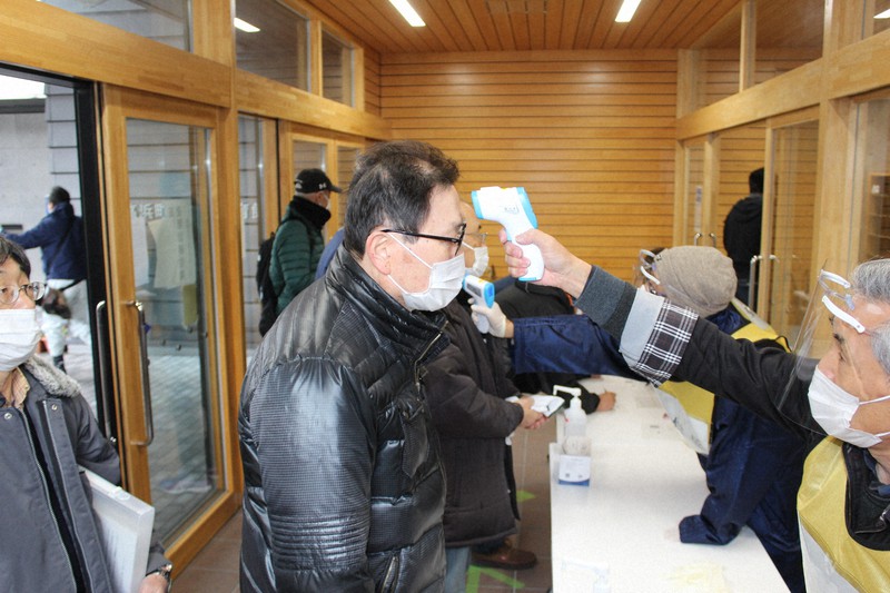 コロナ禍の中、高浜原発事故での県外避難を想定して行われた訓練=福井県高浜町で2021年2月27日午前8時58分、大島秀利撮影