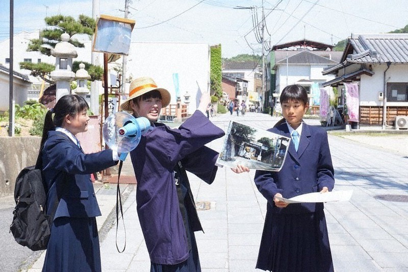 生徒による大山祇神社の参道ガイドもクラウドファンディングの「お礼」に取り入れる=大三島分校振興対策協議会提供