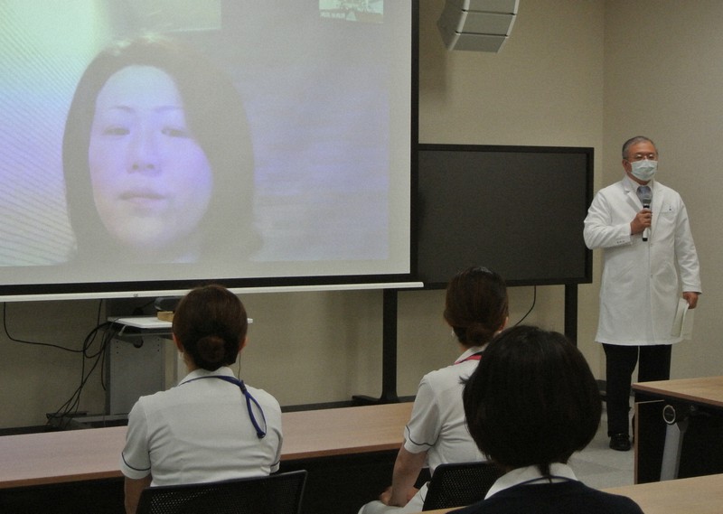 オンラインで大阪での体験を報告した佐々木祐美看護師。右端はあいさつする林篤志病院長=富山市杉谷の富山大付属病院で2021年5月21日午後2時40分、青山郁子撮影
