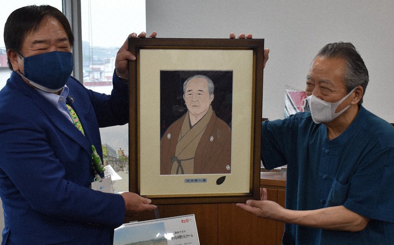小島進市長(左)に渋沢栄一の肖像画を手渡す木下大門さん=埼玉県深谷市役所で2021年5月21日午前10時3分、中山信撮影