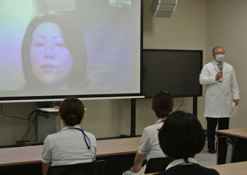 オンラインで大阪での体験を報告した佐々木祐美看護師。右端はあいさつする林篤志病院長=富山市杉谷の富山大付属病院で、青山郁子撮影