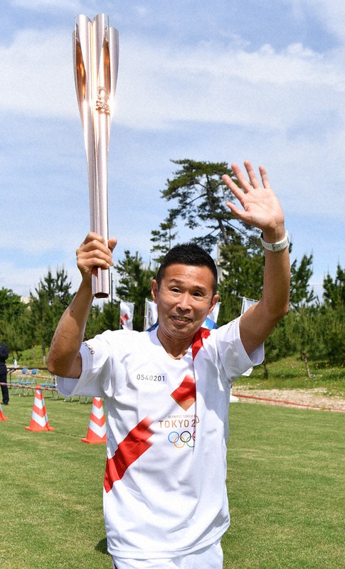 鳥取県1日目第2区間で走る小原工さん=鳥取県米子市で2021年5月21日(代表撮影)