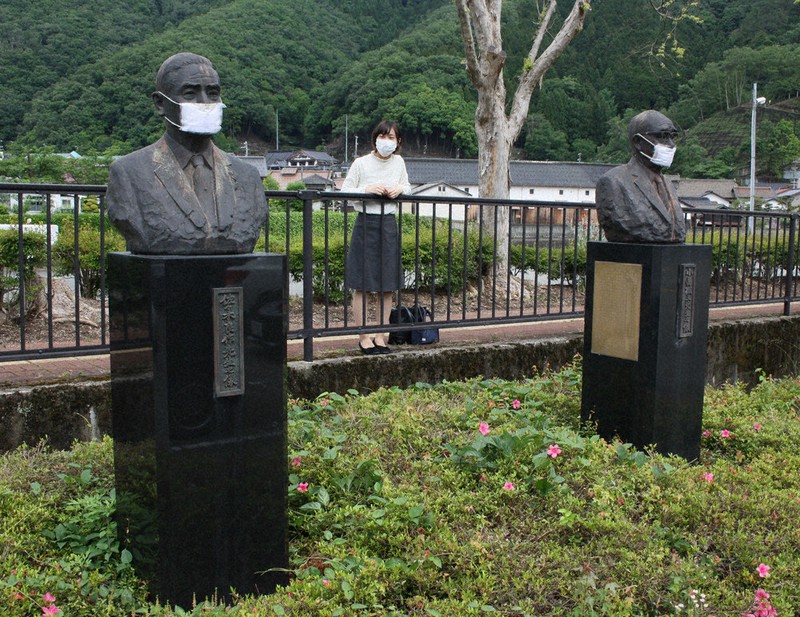 人知れずマスク姿になっていた兵庫県養父市役所前の銅像=2020年5月27日午前10時15分、松田学撮影