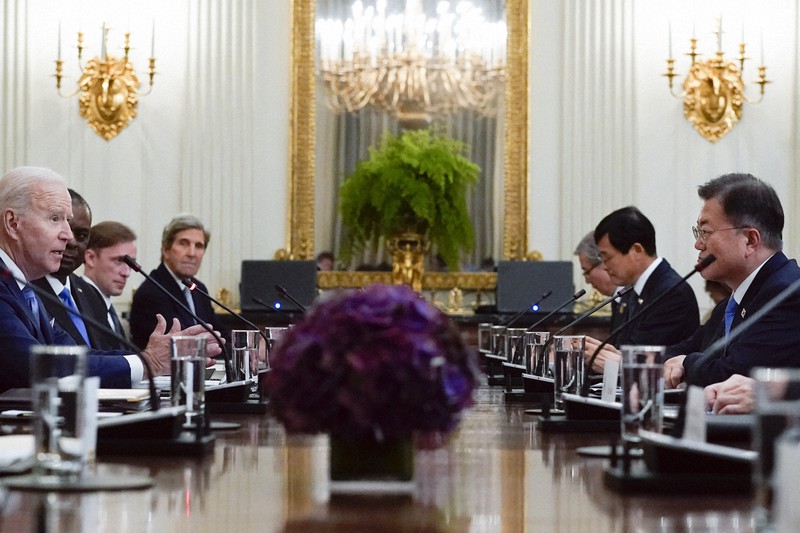 ホワイトハウスでバイデン米大統領(左)と会談する韓国の文在寅大統領=米国・ワシントンで2021年5月21日、AP