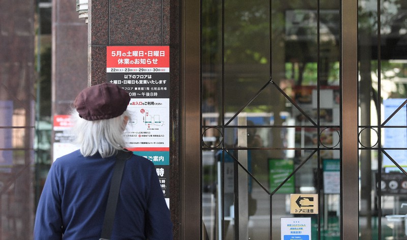 土日の一部休業を知らせる百貨店の掲示=福岡市中央区で2021年5月22日午前9時43分、津村豊和撮影