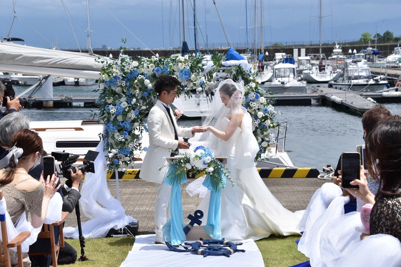 富山湾より深い愛を誓って 潮風に吹かれマリーナ結婚式 写真特集1 3 毎日新聞
