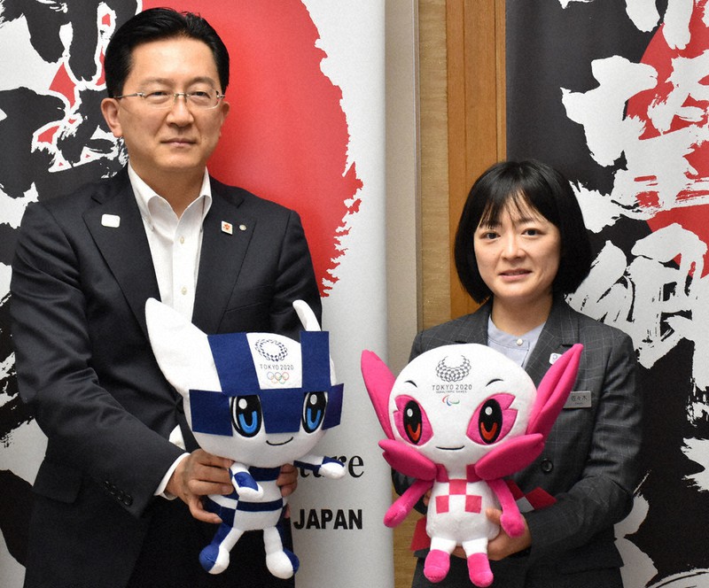 五輪代表に内定した佐々木千鶴選手(右)の表敬訪問を受ける達増拓也知事=盛岡市内丸の県庁で2021年5月10日、松本ゆう雅撮影
