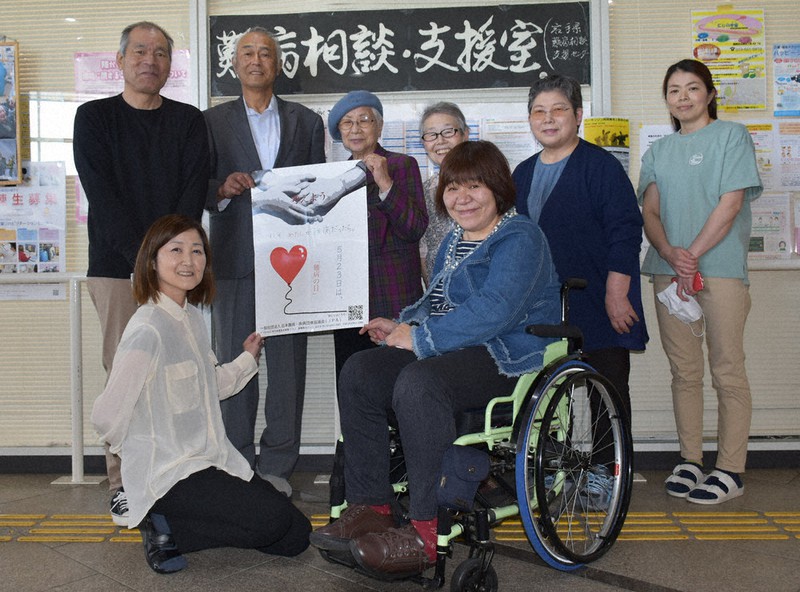 難病への理解を呼び掛ける県難病・疾病団体連絡協議会の加盟団体メンバーと県難病相談支援センターの支援員=盛岡市内で2021年5月20日、日向米華撮影
