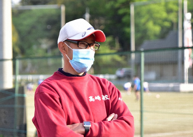 選手を指導する高崎高野球部監督の境原尚樹さん=群馬県高崎市の同校で2021年4月27日、川地隆史撮影