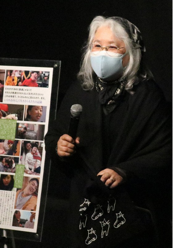 上映後にあいさつをする貞末麻哉子監督=横浜市中区で2021年5月22日、高田奈実撮影