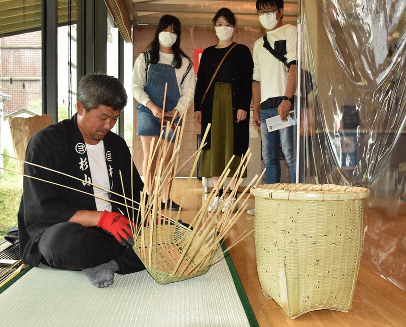 長良川鵜飼 吐け籠 作り実演 職人減少 船頭自ら黙々製作 毎日新聞