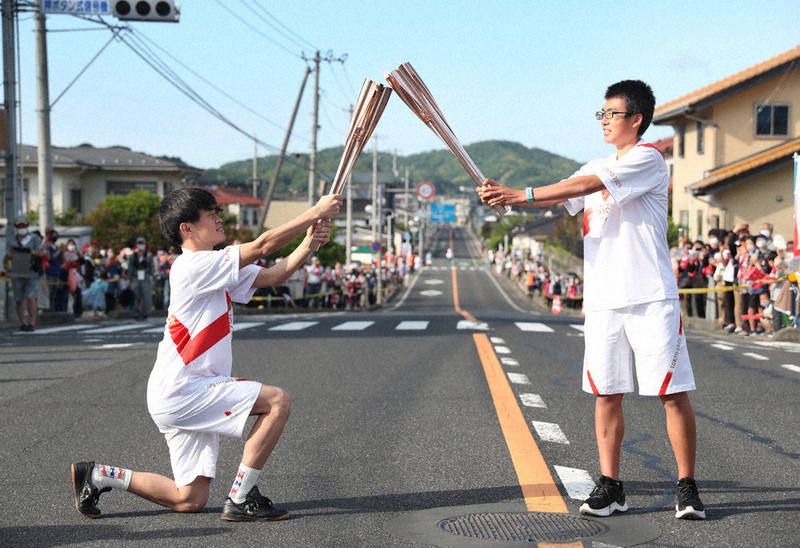 トーチキスをする信夫大輝さん(右)=八頭町で2021年5月22日(代表撮影)