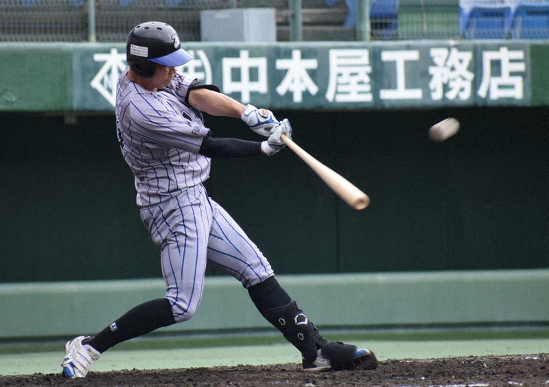 【JFE西日本-シティライト岡山】五回表JFE西日本無死一、三塁、田中が中犠飛を放つ=倉敷市のマスカットスタジアムで2021年5月22日、山口敬人撮影