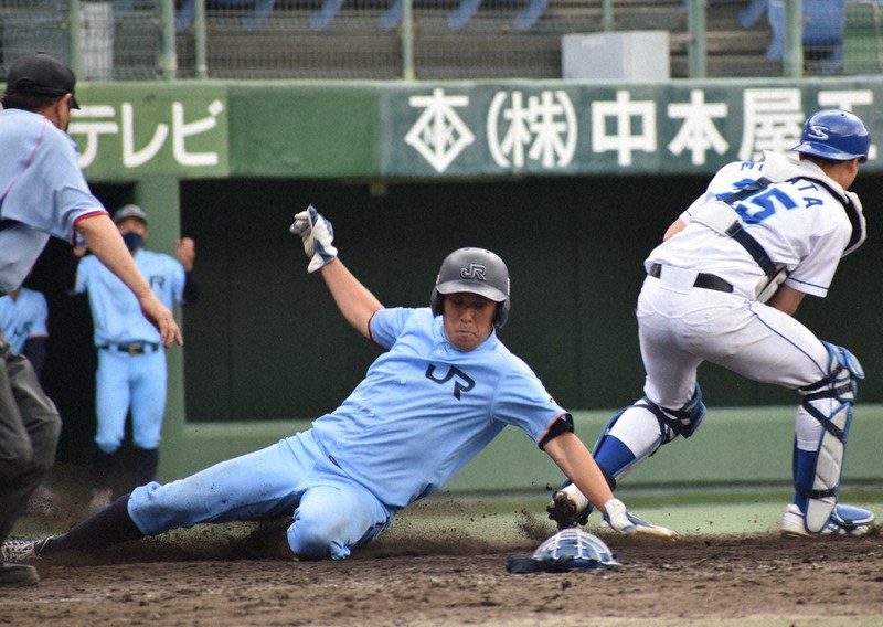【日鉄ステンレス山口シーガルズ-JR西日本】五回裏JR西日本1死一、二塁、戸田の右越え二塁打で一塁走者の田村も長駆生還。捕手・村田=岡山県倉敷市のマスカットスタジアムで2021年5月22日、山口敬人撮影