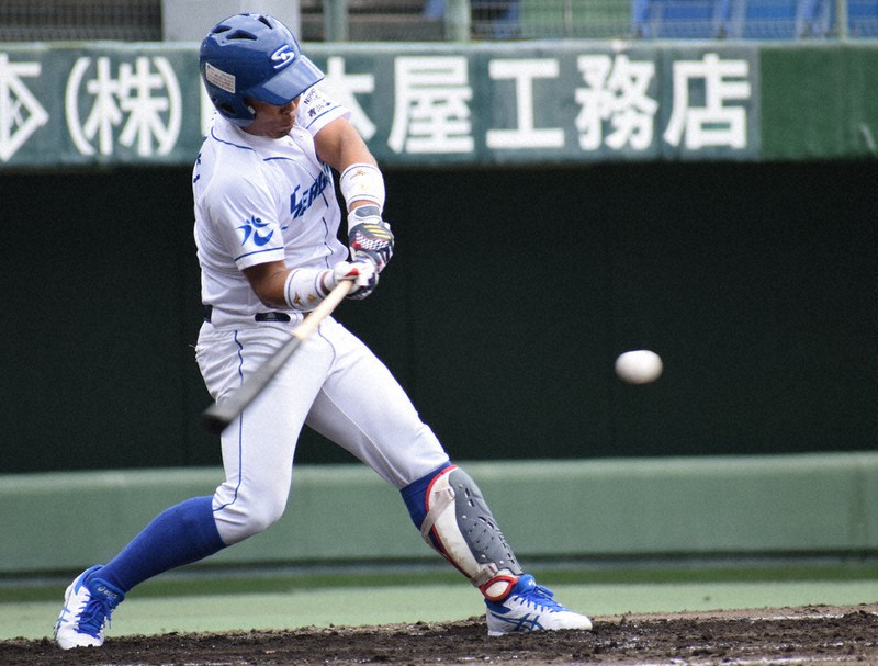 【日鉄ステンレス山口シーガルズ-JR西日本】二回表日鉄ステンレス山口シーガルズ2死二塁、中前打を放つ塩崎。好機を広げるが、後続が倒れ無得点に終わる