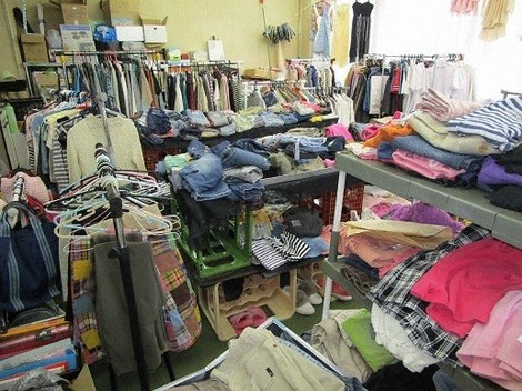 「回る周るハウス」にある子ども服などは、自由に持ち帰っていいため、日曜には多くの女性たちがやって来る=回る周るハウス実行委員会提供