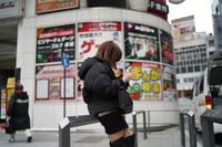新宿・歌舞伎町に立つ女性。親の虐待から逃げていた10代のころ、「知らない男」との待ち合わせでよく来た場所だ＝東京都新宿区で2021年2月26日、内藤絵美撮影