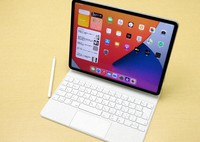 第5世代の12.9インチ版iPadプロ。マジックキーボードを装着