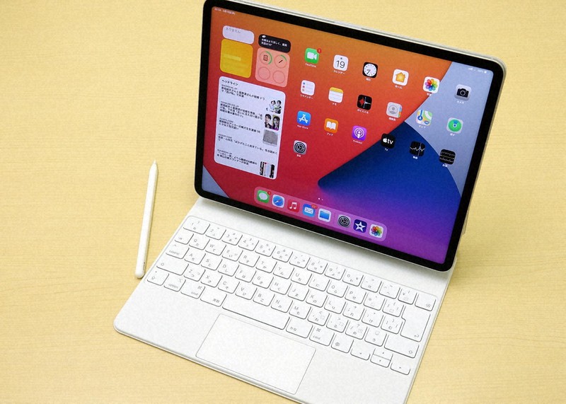 第5世代の12.9インチ版iPadプロ。マジックキーボードを装着