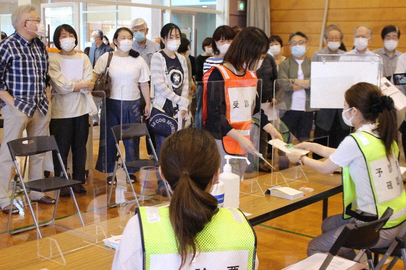 集団接種のシミュレーションの様子に見入る医師や看護師ら=徳島県阿南市スポーツ総合センターで、三野雅弘撮影