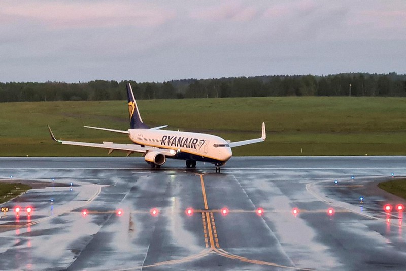ベラルーシに緊急着陸後、リトアニアの首都ビリニュスの空港に到着した旅客機=ビリニュスで2021年5月23日、ロイター