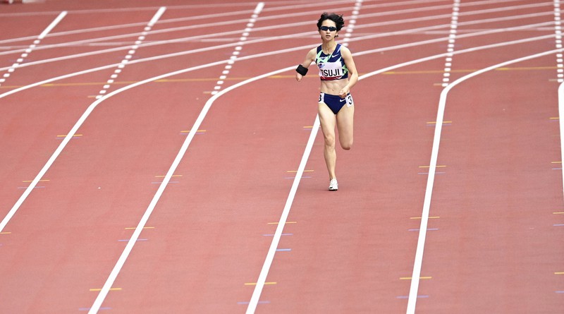 陸上の東京パラリンピックのテスト大会女子400メートル(上肢障害T47)で力走する辻沙絵。同じ障害のクラスで国内に有力選手は他におらず、コロナ禍で孤独な調整を強いられている=東京・国立競技場で2021年5月11日、藤井達也撮影