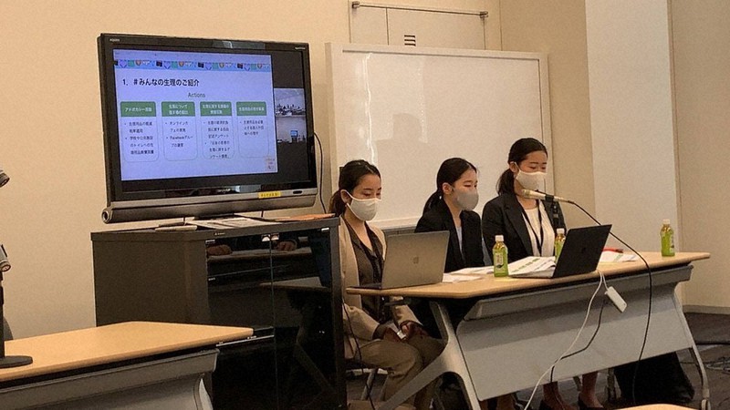 参議院議員会館で、活動内容を説明する「#みんなの生理」のメンバーら=同団体提供