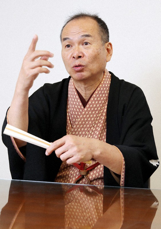 過去の取材でインタビューに答える上方落語協会会長の笑福亭仁智さん=大阪市北区で2019年12月16日、梅田麻衣子撮影