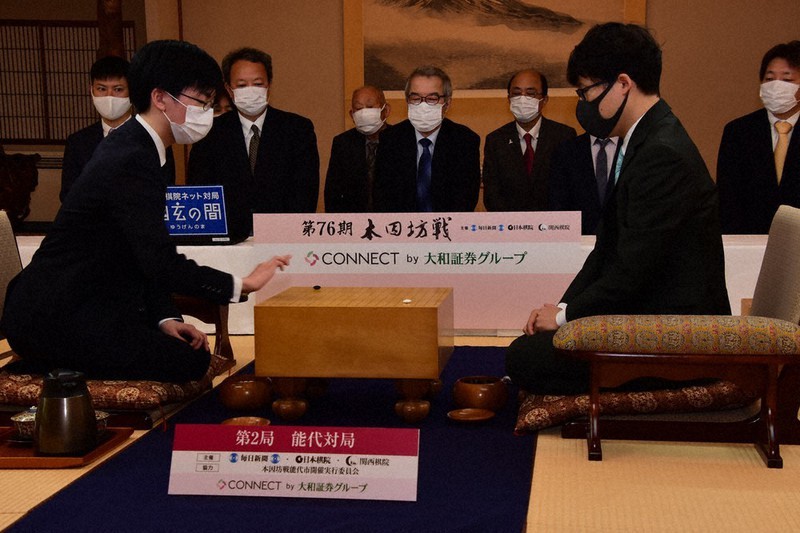 後手で石を打つ芝野虎丸王座(左)=秋田県能代市柳町の旧料亭金勇で2021年5月24日、田村彦志撮影
