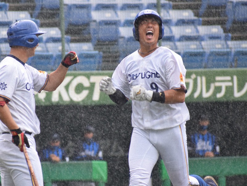 【ツネイシブルーパイレーツ-シティライト岡山】一回裏シティライト岡山1死一、二塁、小竹の遊撃内野安打が悪送球を誘い二塁走者・丸山が先制のホームイン、雄たけびを上げる=岡山県倉敷市のマスカットスタジアムで、山口敬人撮影