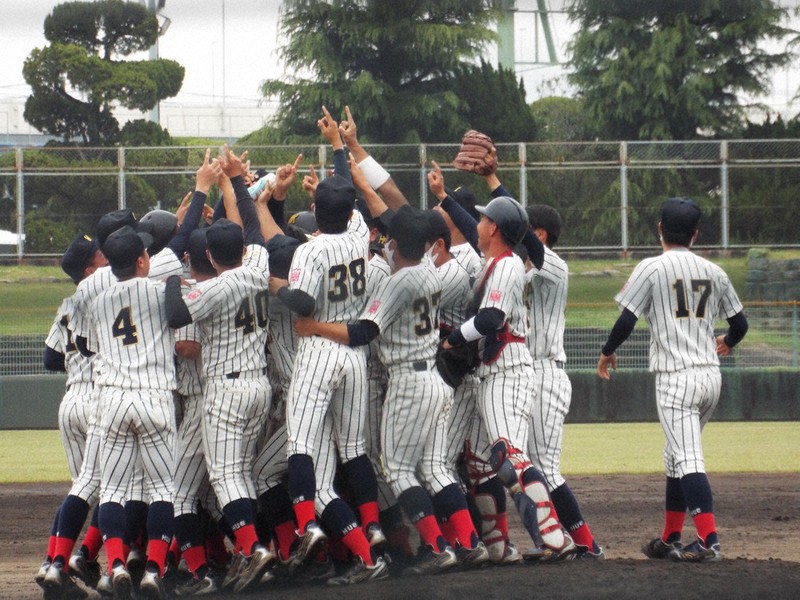 優勝してマウンドに集まる広経大の選手たち=藤原史郎さん提供