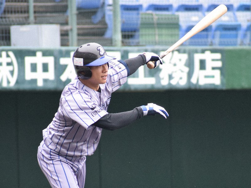 【JFE西日本-日鉄ステンレス山口シーガルズ】二回表JFE西日本2死一、二塁、河内が右翼線に先制の2点二塁打を放つ=岡山県倉敷市のマスカットスタジアムで、山口敬人撮影