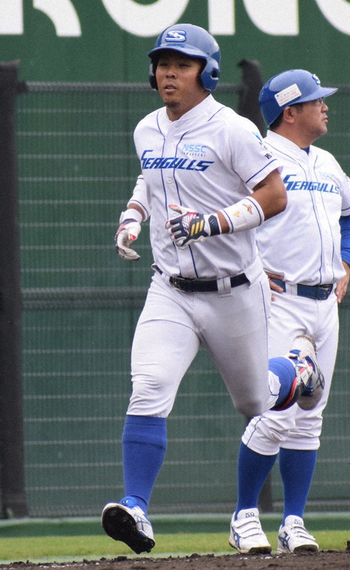 【JFE西日本-日鉄ステンレス山口シーガルズ】二回裏日鉄ステンレス山口シーガルズ1死一塁、代打・塩崎が左翼席に本塁打を放ち、三塁を回る
