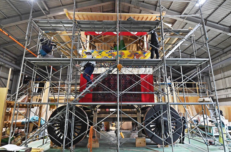 来年の祇園祭での山鉾巡行復帰を目指して組み立てられ、報道関係者に公開された「鷹山」=京都府京丹波町で2021年5月24日、山崎一輝撮影