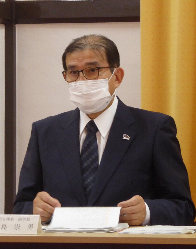 学位授与取り消しについて記者会見する京都大の平島崇男副学長=京都市左京区の京都大で2021年5月25日午後5時15分、千葉紀和撮影