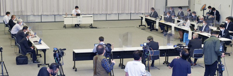 緊急事態宣言延長について話し合われた新型コロナウイルス対策本部会議。中央奥は吉村洋文大阪府知事=大阪市中央区で2021年5月25日午後2時15分、菱田諭士撮影