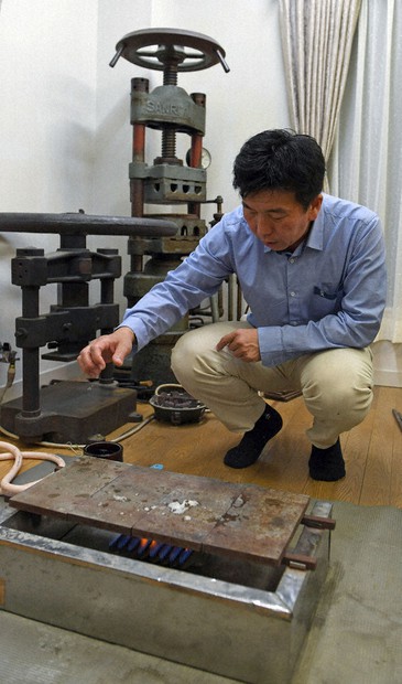 江戸東京見本帳：江戸べっ甲 磯貝べっ甲専門店 張り合わせ集めた