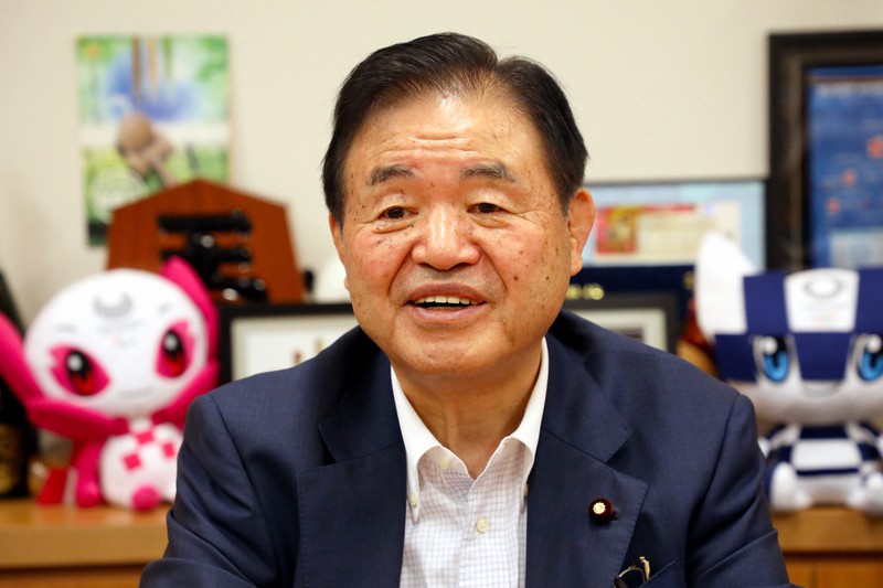 遠藤利明氏=岡本同世撮影