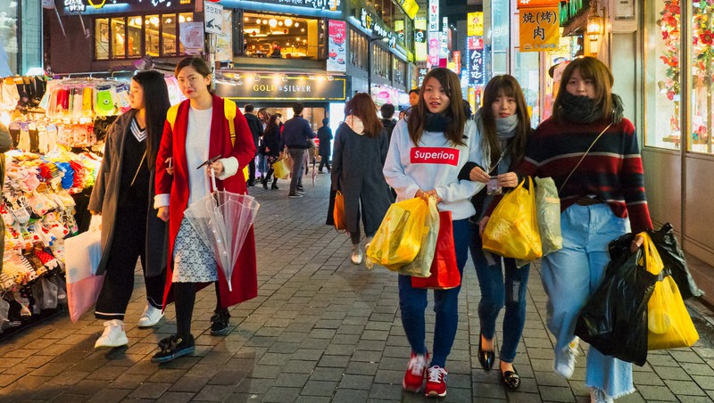 韓国ソウル市内を歩く若者たち。日本でも韓国の最新ファッションに関心をもつ若者は多い